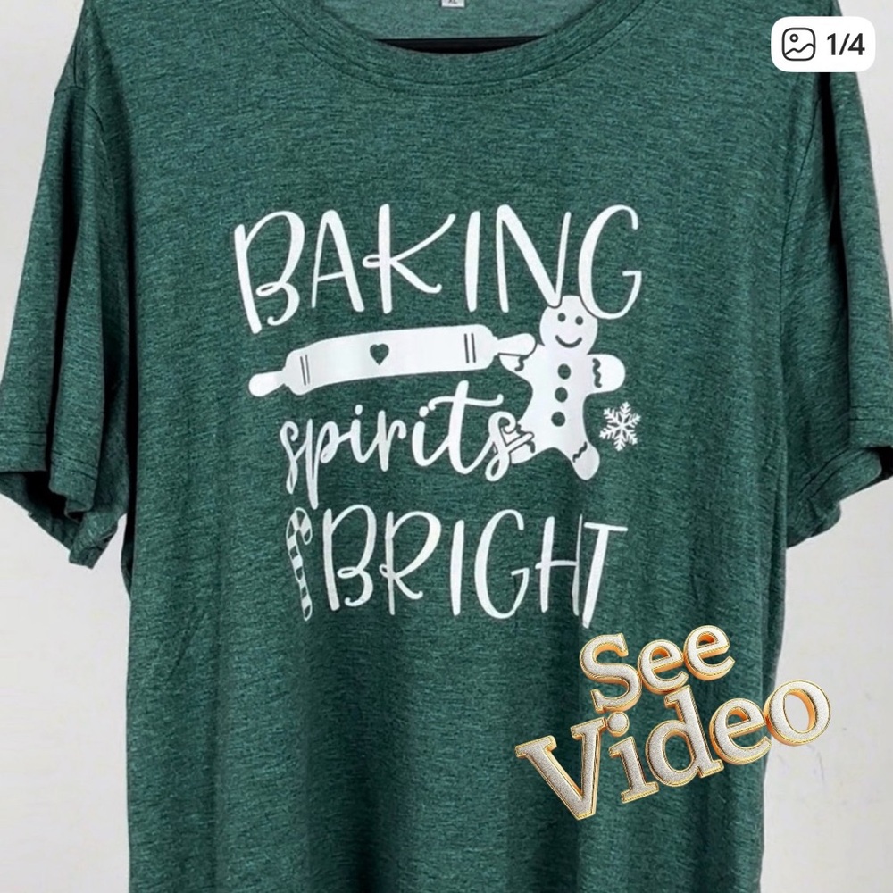 👛 (ANY 2/$25) NWOT Green 'Baking Spirits Bright' T-Shirt